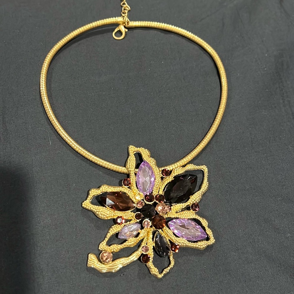 Necklace with gorgeous stones one very small stone missing but unnoticeable